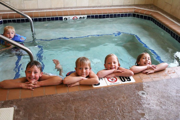 Imagen de la piscina del Hotel Expressway Suites Fargo. Foto 16