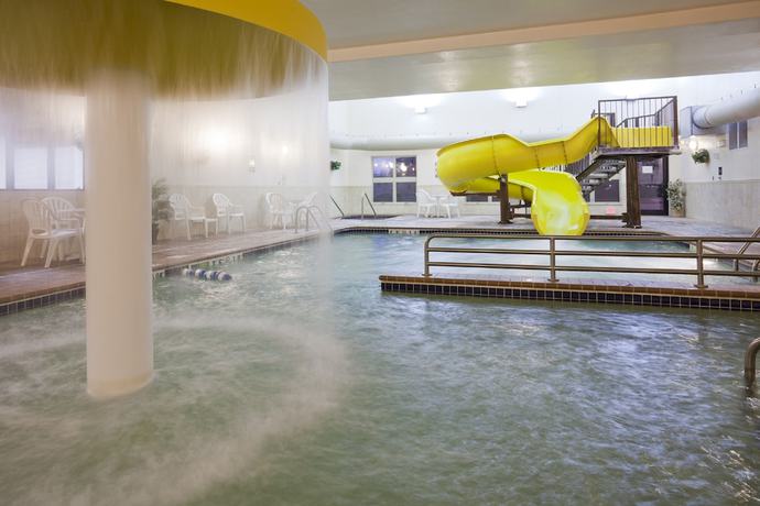 Imagen de la piscina del Hotel Expressway Suites Fargo. Foto 17