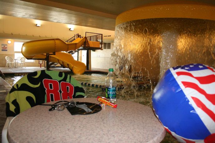 Imagen de la piscina del Hotel Expressway Suites Fargo. Foto 18