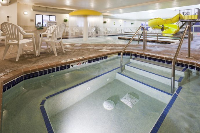 Imagen de la piscina del Hotel Expressway Suites Fargo. Foto 19