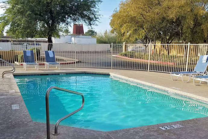 Imagen de la piscina del Hotel Extended Stay America Suites Phoenix Scottsdale Old Town. Foto 19