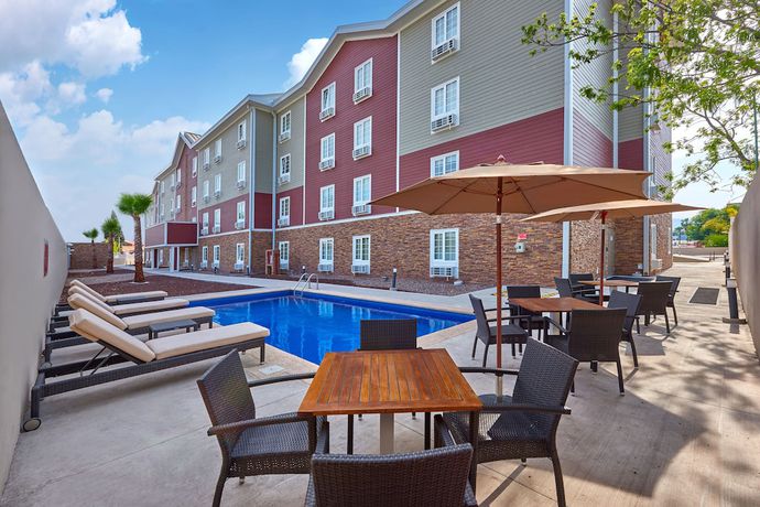 Imagen de la piscina del Hotel Extended Suites Canc&uacute;n Cumbres. Foto 18