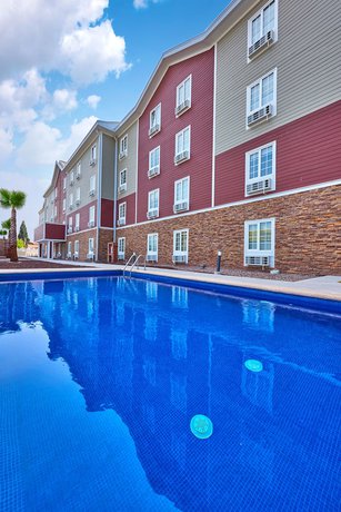 Imagen de la piscina del Hotel Extended Suites Queretaro Juriquilla. Foto 17