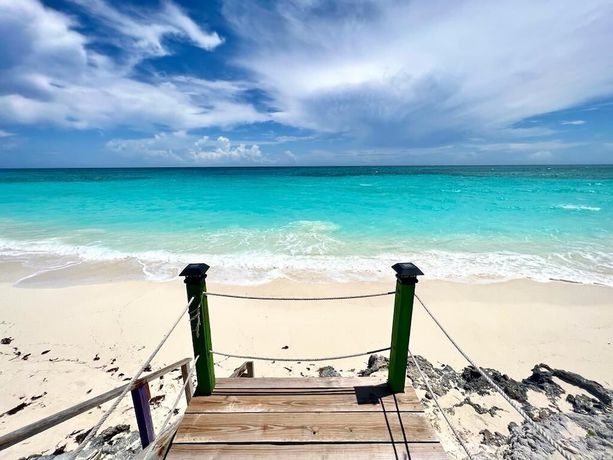 Imagen de los exteriores del Hotel Exuma Palms Resort. Foto 4