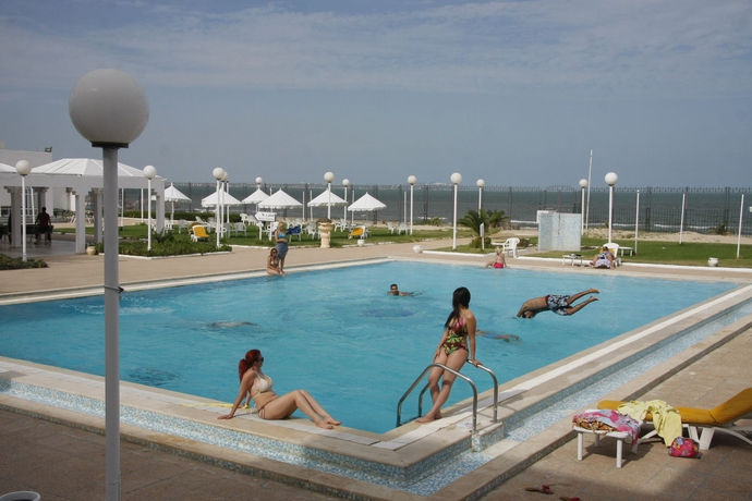 Imagen de la piscina del Hotel Ezzahra Dar Tunis. Foto 9