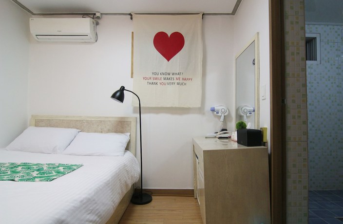 Imagen de la habitación del Hotel FA. Foto 4