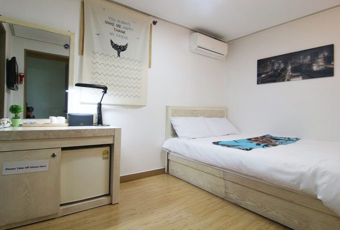 Imagen de la habitación del Hotel FA. Foto 15