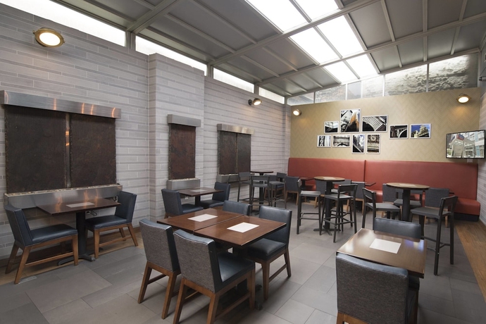 Imagen del bar/restaurante del Hotel FAIRFIELD INN & SUITES FIFTH AVENUE. Foto 3