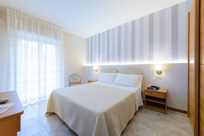 Imagen de la habitación del Hotel FALCO. Foto 4