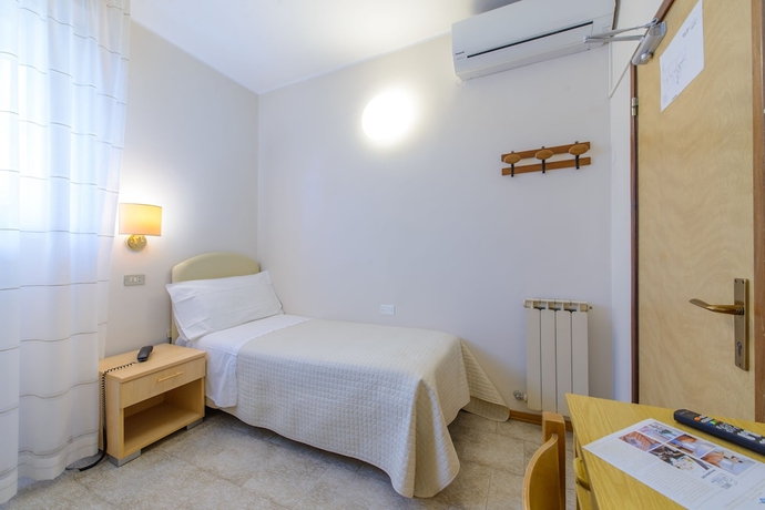 Imagen de la habitación del Hotel FALCO. Foto 6