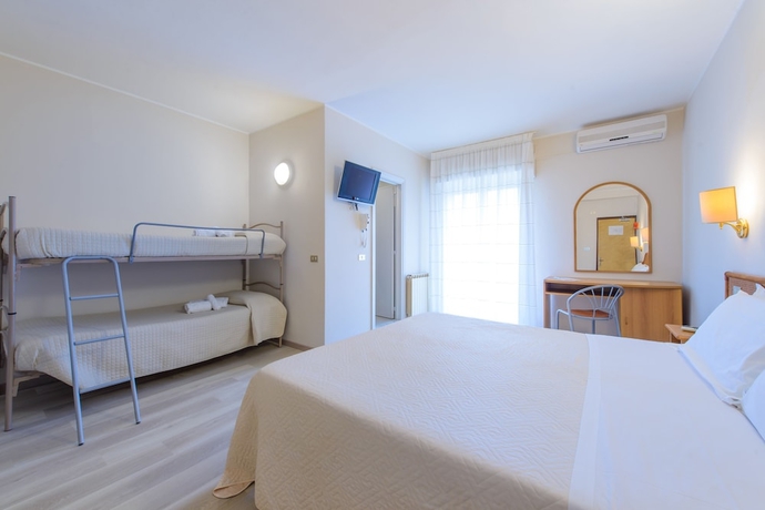 Imagen de la habitación del Hotel FALCO. Foto 9