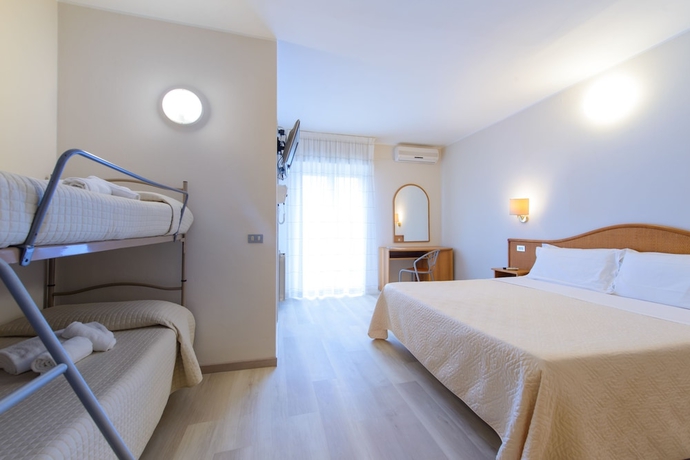 Imagen de la habitación del Hotel FALCO. Foto 10