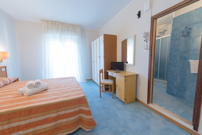 Imagen de la habitación del Hotel FALCO. Foto 13