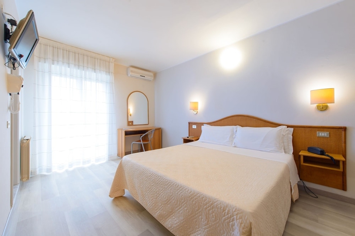 Imagen de la habitación del Hotel FALCO. Foto 14