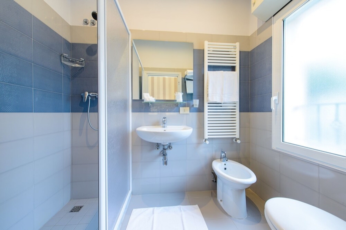 Imagen de la habitación del Hotel FALCO. Foto 15