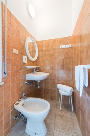 Imagen de la habitación del Hotel FALCO. Foto 16