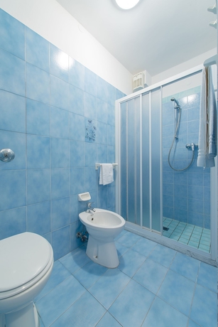 Imagen de la habitación del Hotel FALCO. Foto 17