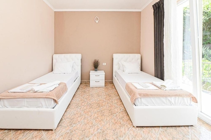 Imagen de la habitación del Hotel FAMA Durres. Foto 2