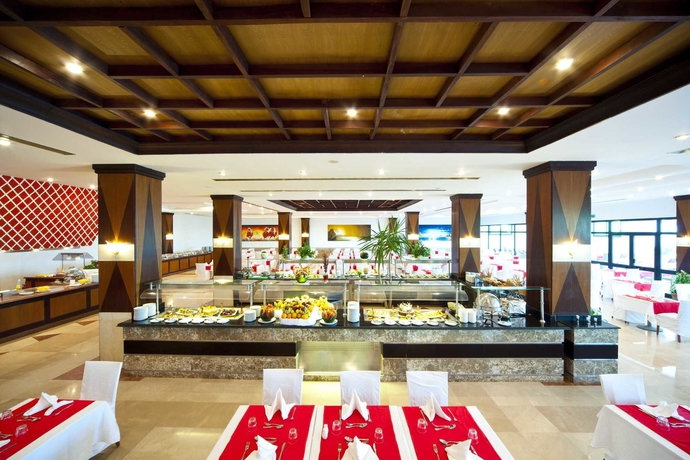 Imagen del bar/restaurante del Hotel FANTAZIA RESORT MARSA ALAM. Foto 5