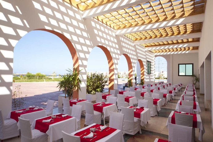 Imagen del bar/restaurante del Hotel FANTAZIA RESORT MARSA ALAM. Foto 6