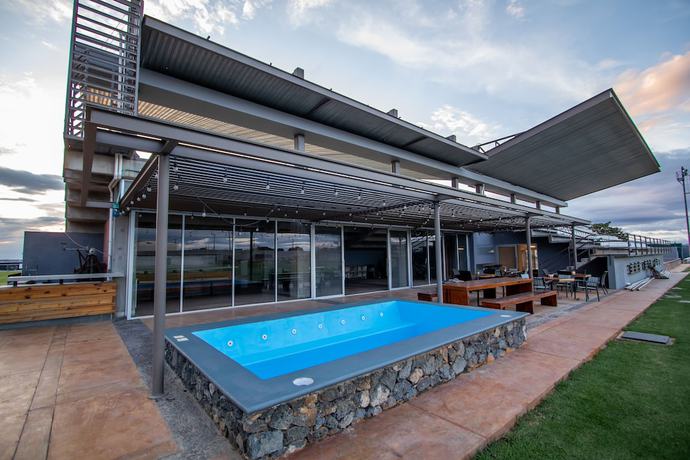 Imagen de la piscina del Hotel FC TOTAL. Foto 20