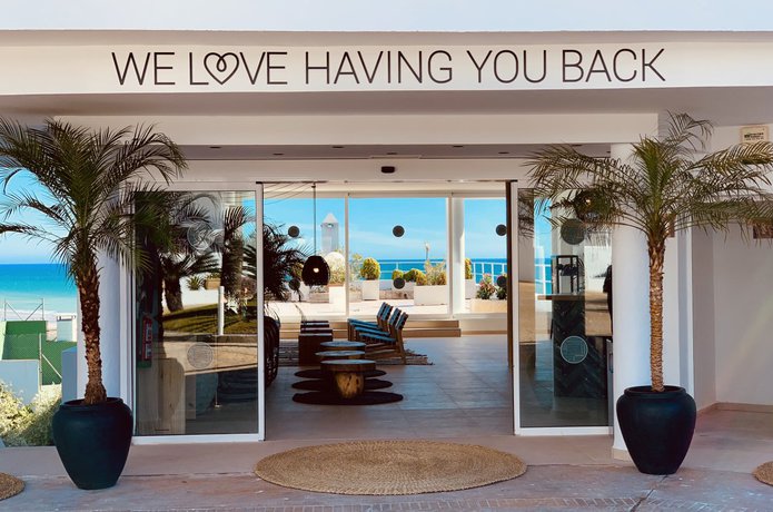 Imagen de los exteriores del Hotel FERGUS Conil Park. Foto 18