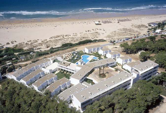 Imagen de los exteriores del Hotel FERGUS Conil Park. Foto 19