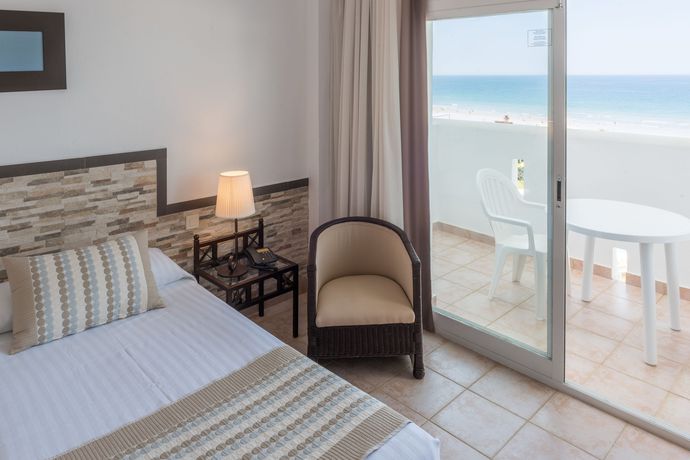 Imagen de la habitación del Hotel FERGUS Conil Park. Foto 8