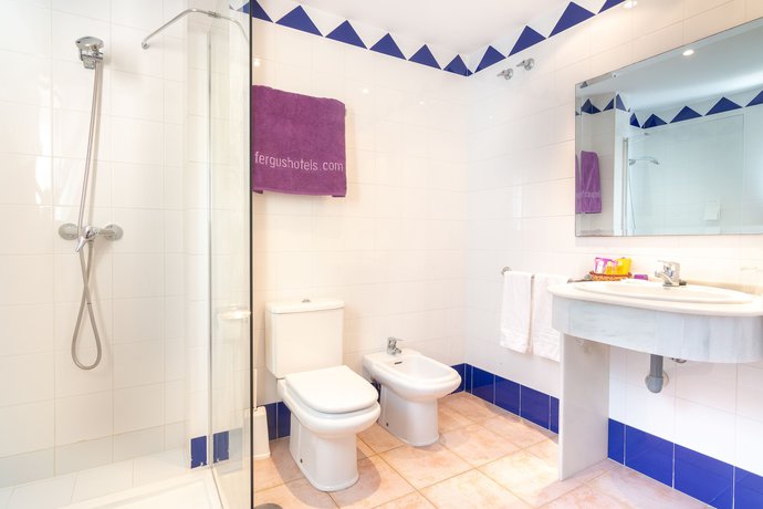 Imagen de la habitación del Hotel FERGUS Conil Park. Foto 9