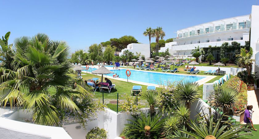 Imagen de la piscina del Hotel FERGUS Conil Park. Foto 25
