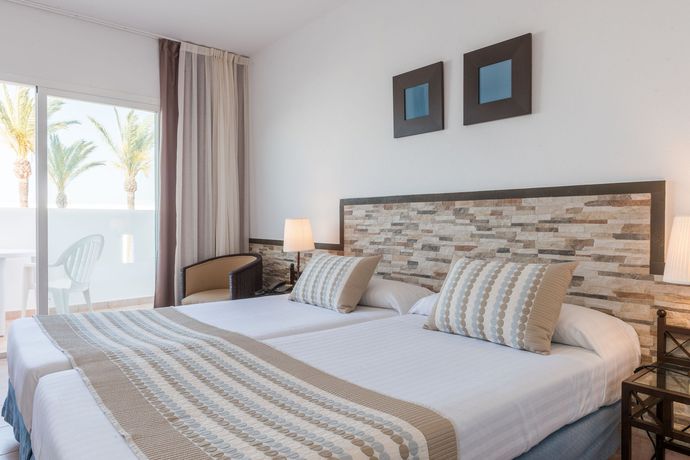 Imagen de la habitación del Hotel FERGUS Conil Park. Foto 11