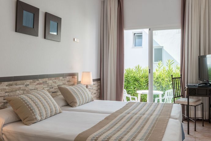 Imagen de la habitación del Hotel FERGUS Conil Park. Foto 14