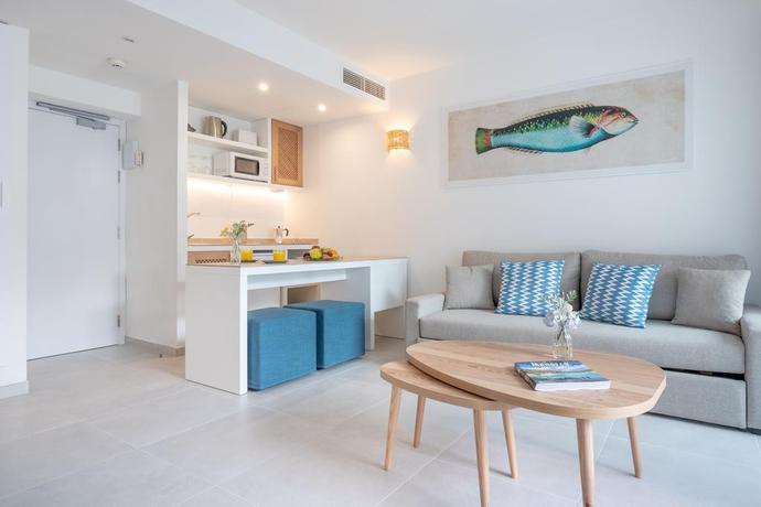 Imagen de la habitación del Hotel FERGUS Style Carema Beach. Foto 4