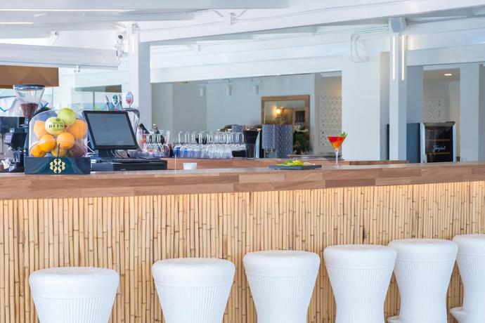 Imagen del bar/restaurante del Hotel FERGUS Style Carema Beach. Foto 2