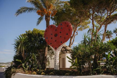 Imagen de los exteriores del Hotel FERGUS Style Punta Arabi. Foto 8