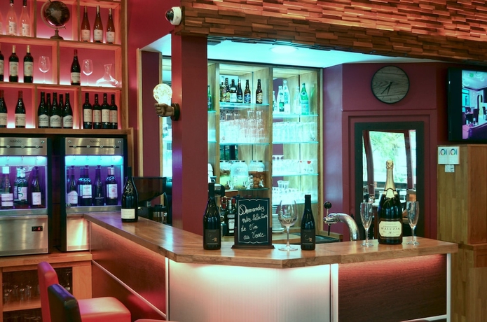 Imagen del bar/restaurante del Hotel FH Confort H&ocirc;tel Orleans. Foto 8