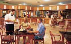 Imagen del bar/restaurante del Hotel FIESTA OASIS PARAISO. Foto 2