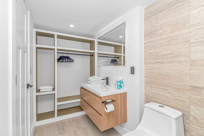 Imagen de la habitación del Hotel FIFTH AND OCEAN. Foto 16