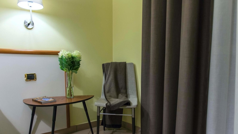 Imagen de los exteriores del Hotel FLORENCE, Mil&aacute;n. Foto 8