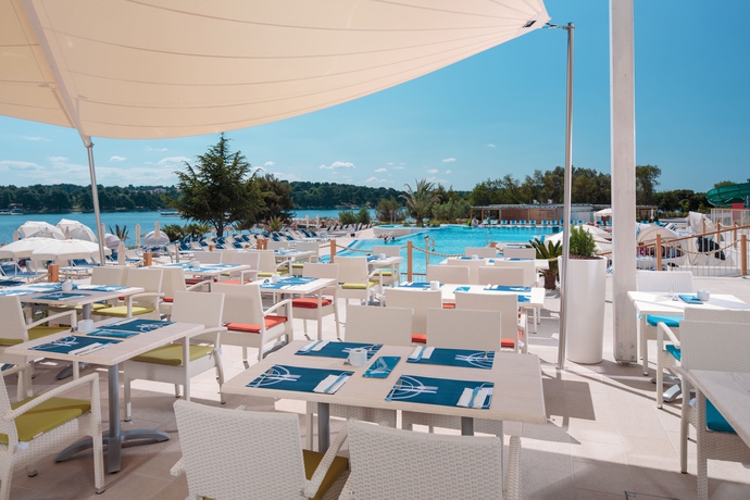 Imagen del bar/restaurante del Hotel FORTUNA POREC. Foto 7