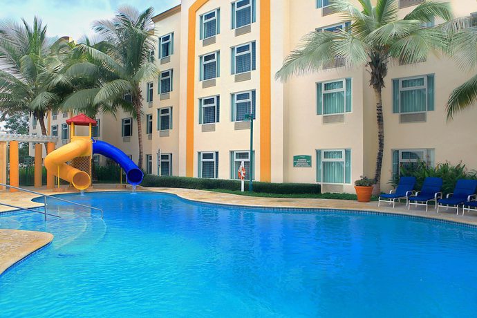 Imagen de la piscina del Hotel FOUR POINTS BY SHERATON CAGUAS REAL CASINO. Foto 10