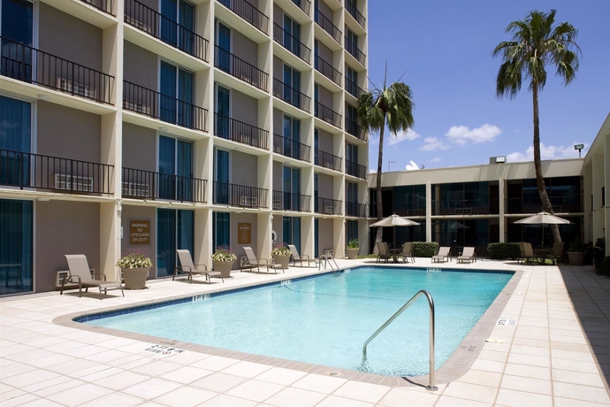 Imagen de la piscina del Hotel FOUR POINTS BY SHERATON HOUSTON MEMORIAL CITY. Foto 16