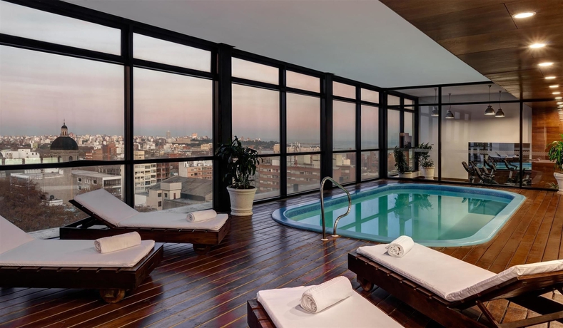 Imagen de la piscina del Hotel FOUR POINTS BY SHERATON MONTEVIDEO. Foto 16