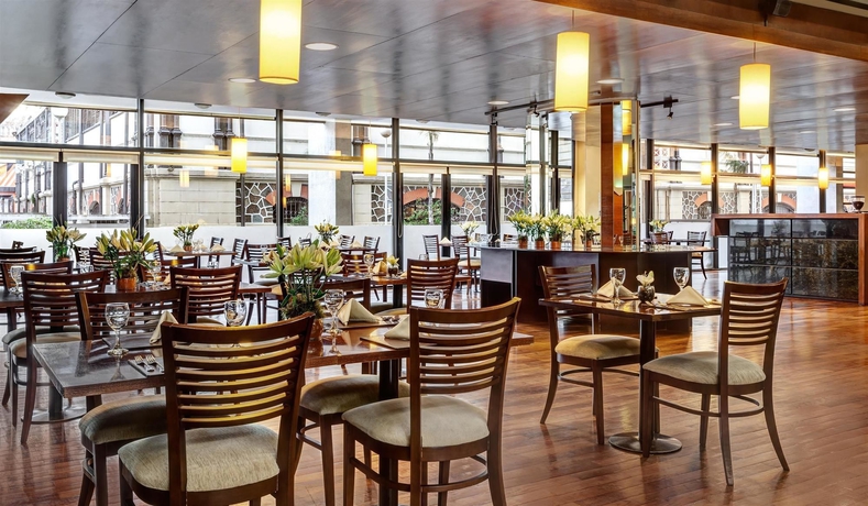 Imagen del bar/restaurante del Hotel FOUR POINTS BY SHERATON MONTEVIDEO. Foto 3