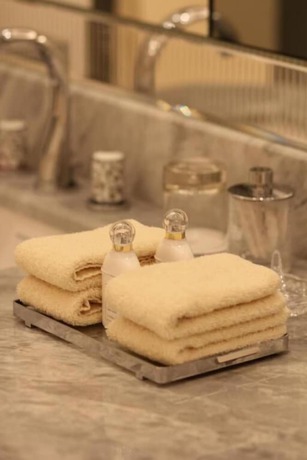 Imagen de la habitación del Hotel FOUR SEASONS GEORGE V PARIS. Foto 11