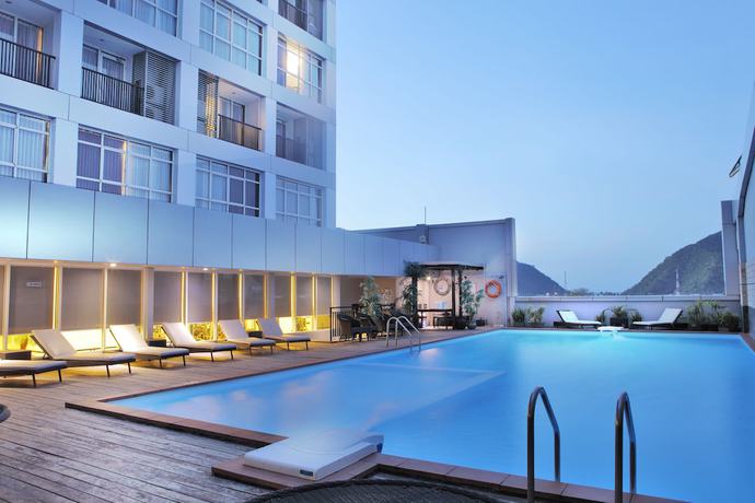 Imagen de la piscina del Hotel FOX Gorontalo. Foto 19