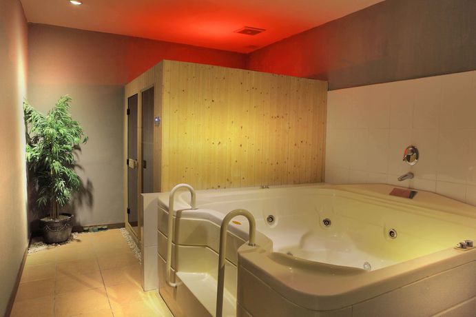 Imagen de la piscina del Hotel FOX Gorontalo. Foto 20