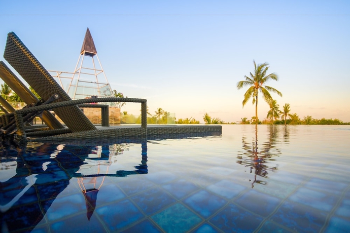 Imagen de la piscina del Hotel FOX Hotel Jimbaran Beach. Foto 17