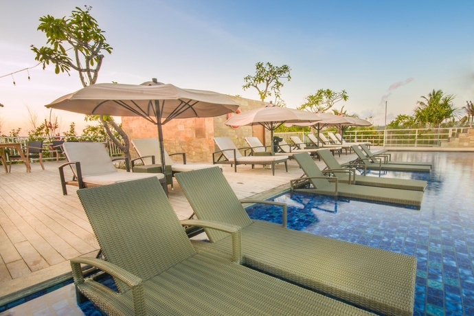 Imagen de la piscina del Hotel FOX Hotel Jimbaran Beach. Foto 18