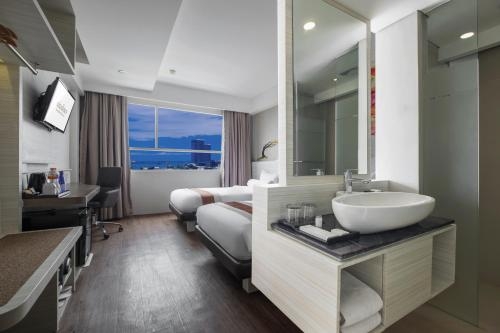 Imagen de la habitación del Hotel FOX Lite Royal Bay Makassar. Foto 10